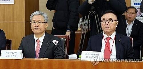 김동철 한전 사장(왼쪽)과 황주호 한수원 사장. 연합뉴스