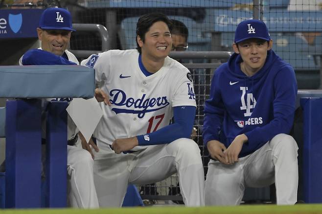 <yonhap photo-3089=""> Los Angeles Dodgers coach Dino Ebel, from left, Shohei Ohtani and Roki Sasaki look on from the dugout during the ninth inning of a baseball game against the Minnesota Twins, Monday, July 21, 2025, in Los Angeles. (AP Photo/Jayne Kamin-Oncea)/2025-07-22 14:34:47/ <저작권자 ⓒ 1980-2025 ㈜연합뉴스. 무단 전재 재배포 금지, AI 학습 및 활용 금지></yonhap>