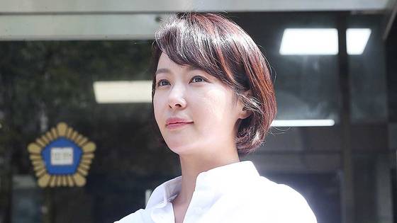 특정경제범죄 가중 처벌 등에 관한 법률 위반(횡령) 혐의로 기소된 배우 황정음이 21일 결심 공판에서 징역 3년을 구형받고 법원을 나오면서 취재진 질문을 받고 있다. 연합뉴스