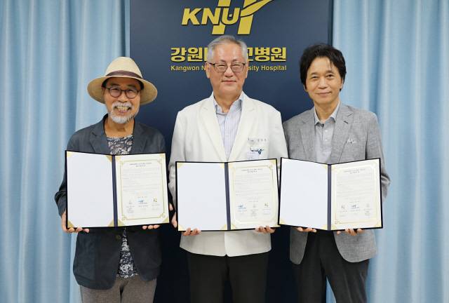 ▲ 남우동(사진 가운데) 강원대병원장과 임근우(왼쪽) 화백, 디자인 조선은 20일 강원대병원에서 협약을 맺고 임 화백 작품을 바탕으로 한 굿즈 제작에 협력하기로 했다.