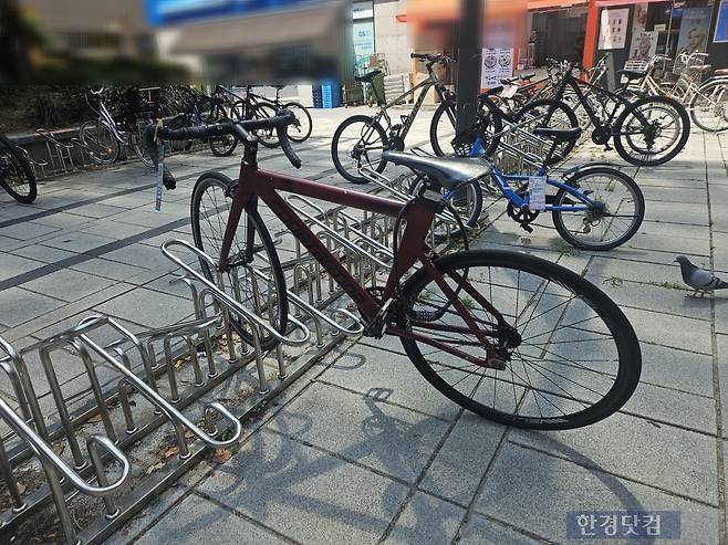 서울 양천구 학원가에 세워져 있는 픽시 자전거/사진=유지희 기자