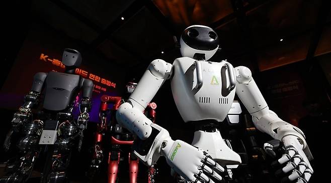 지난 5월10일 서울 중구 플라자호텔에서 열린 K-휴머노이드 연합 출범식에 에이로봇, 레인보우로보틱스 등의 휴머노이드 로봇이 전시돼 있다. 연합뉴스