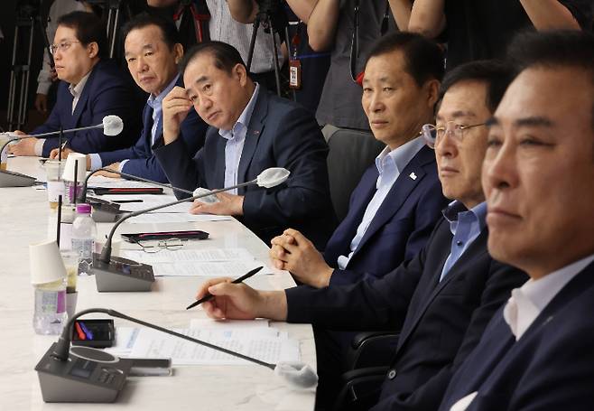 19일 서울 여의도 중소기업중앙회에서 중소기업인들이 중기중앙회를 방문한 김영훈 고용노동부 장관의 발언을 듣고 있다. 연합뉴스