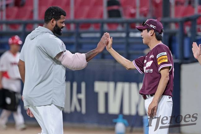알칸타라(왼쪽)가 승리 투수가 된 뒤 설종진 감독 대행과 하이파이브를 하고 있다. /사진=키움 히어로즈 제공