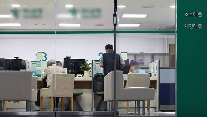 서울의 한 시중은행 대출창구의 모습. /뉴스1