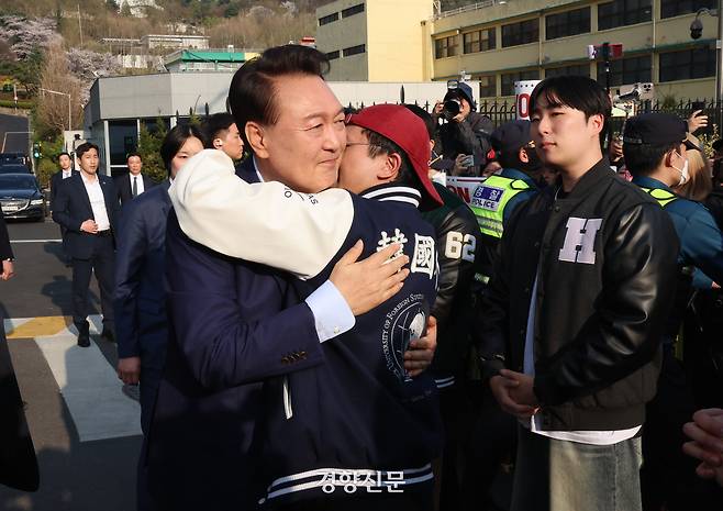 윤석열 전 대통령이 파면 결정 후 일주일 만인 지난 4월11일 오후 서울 용산구 한남동 대통령 관저를 떠나기 앞서 정문 앞에서 자유대학 소속 학생들과 인사를 나누고 있다. 권도현 기자