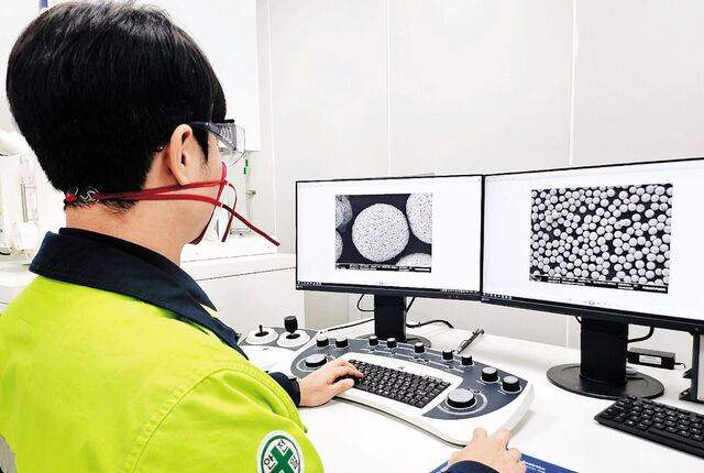 포스코퓨처엠이 울트라 하이니켈 양극재와 고전압 미드니켈 양극재의 시제품 개발에 성공했다고 21일 밝혔다. 사진은 연구원이 울트라 하이니켈 양극재 결정을 살펴보는 모습. 포스코퓨처엠 제공