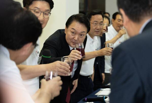 ▲윤 대통령이 취임 첫해인 2022년 8월 25일 충남 천안시 재능교육연수원에서 열린 국민의힘 '2022 국회의원 연찬회 만찬'에서 권성동 원내대표 등 참석 의원들과 함께 건배하고 있다. ⓒ연합뉴스