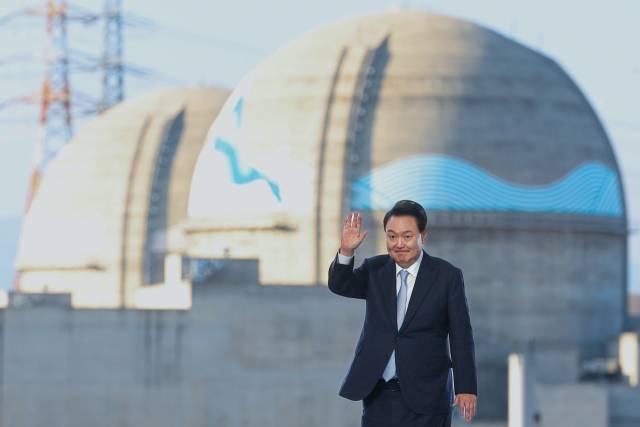 ▲윤석열 전 대통령이 경북 울진군 한국수력원자력 한울원자력본부에서 열린 '신한울 원전 1·2호기 종합준공 및 3·4호기 착공식'에서 축사를 마친 뒤 인사하고 있다. ⓒ연합뉴스