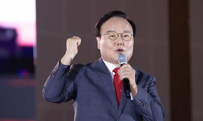 국민의힘 김재원 최고위원 후보가 22일 충북 청주시 흥덕구 청주오스코에서 열린 국민의힘 제6차 전당대회에서 비전 발표를 하고 있다. 공동취재