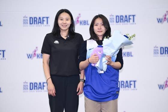 최윤아(왼쪽) 감독과 정채련. /사진=WKBL 제공
