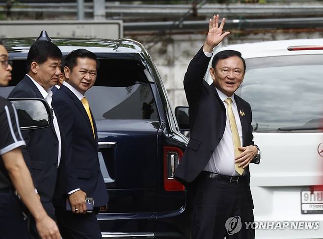 탁신 전 태국 총리 (방콕 EPA=연합뉴스) 탁신 친나왓 전 태국 총리가 22일(현지시간) 태국 방콕 법원에 도착해 손을 흔들고 있다. 2025.08.22