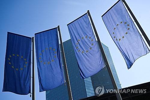 유럽중앙은행 청사의 EU 기 (프랑크푸르트 로이터=연합뉴스) 2025년 3월 6일 독일 프랑크푸르트의 유럽중앙은행(ECB) 청사 앞에서 펄럭이는 EU 기. (REUTERS/Jana Rodenbusch/File Photo) 2025.8.22.