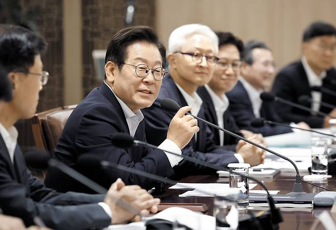 국가과학기술자문회의 주재 - 이재명 대통령이 22일 서울 용산 대통령실에서 국가과학기술자문회의 전원회의를 주재하고 있다. 내년도 과학기술 연구개발(R&D) 예산을 심의∙의결한 이날 회의는 생중계로 공개됐다. /연합뉴스