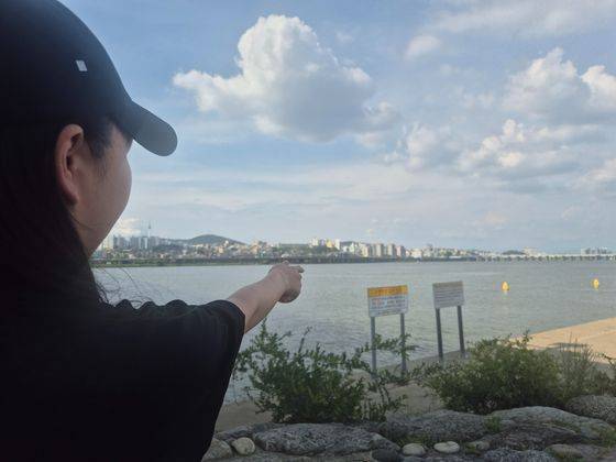 지난 21일 기자와 만난 박가람(34)씨가 지난 8일 오후8시48분 서울 서초구 반포한강공원서 발생한 요트 화재 사고 당시 상황을 설명하며 사고 장소를 가리키고 있다. 오소영 기자