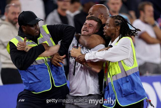 분노한 웨스트햄 유나이티드 팬이 경기장에 난입했다./게티이미지코리아