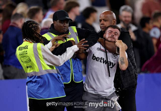 분노한 웨스트햄 유나이티드 팬이 경기장에 난입했다./게티이미지코리아