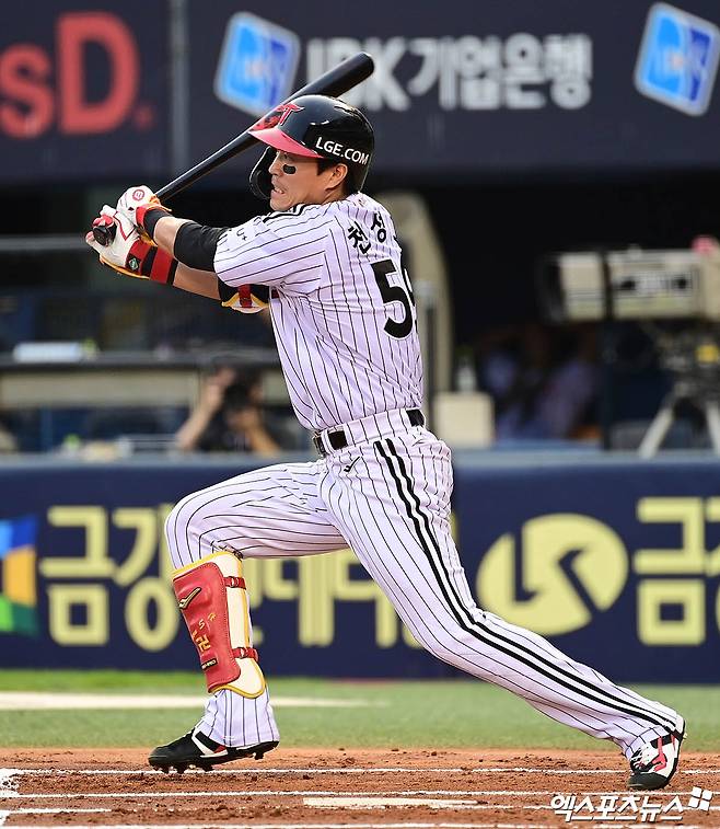 20일 오후 서울 송파구 잠실야구장에서 열린 '2025 신한 SOL Bank KBO리그' 롯데 자이언츠와 LG 트윈스의 경기, 1회말 무사 1루 LG 천성호가 안타를 때려내고 있다. 엑스포츠뉴스 DB