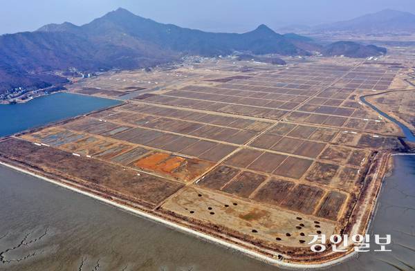 인천경제청은 농림축산식품부가 연내 지정할 계획인 그린바이오산업 육성지구 공모에 강화도 남단 약 75만5천㎡ 부지를 사업 대상지로 이달 말 신청한다. 사진은 인천시 강화군 화도면 해상에서 바라본 강화군 화도면 분오리항과 길상면 후애돈대 일대 모습. /경인일보DB