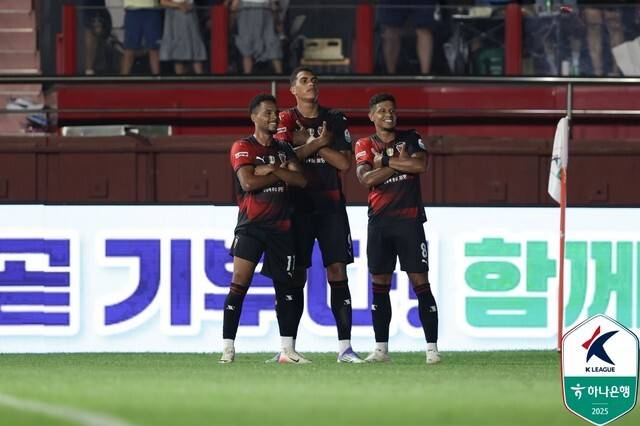24일 오후 7시 포항스틸야드에서 K리그1 27라운드 전북현대모터스FC와 포항스틸러스의 경기가 열린 가운데 '22경기 무패' 전북이 포항에 1-3 완패했다. 한국프로축구연맹 제공