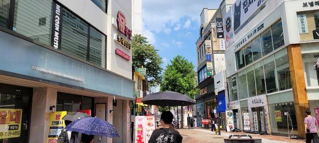 대구 중구 옛 중앙파출소에서 옛 대구백화점 본점까지 300m 남짓한 거리 곳곳에 '임대' 현수막이 붙어 있다. 권영진 기자