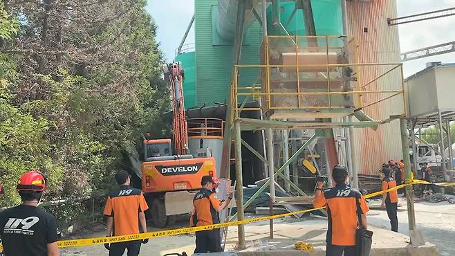 소방당국이 21일 오후 전남 순천 한 레미콘 회사 저장 시설에 갇힌 요구조자들을 구출하고 있다. (사진/순천소방서 제공)