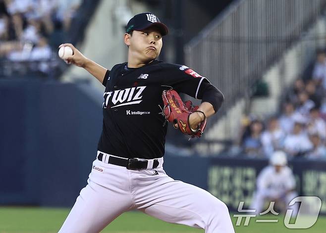 24일 오후 서울 송파구 잠실야구장에서 열린 '2025 신한 SOL뱅크 KBO리그' 프로야구 kt 위즈와 두산 베어스의 경기에서 kt 선발 소형준이 역투하고 있다. 2025.8.24/뉴스1 ⓒ News1 구윤성 기자
