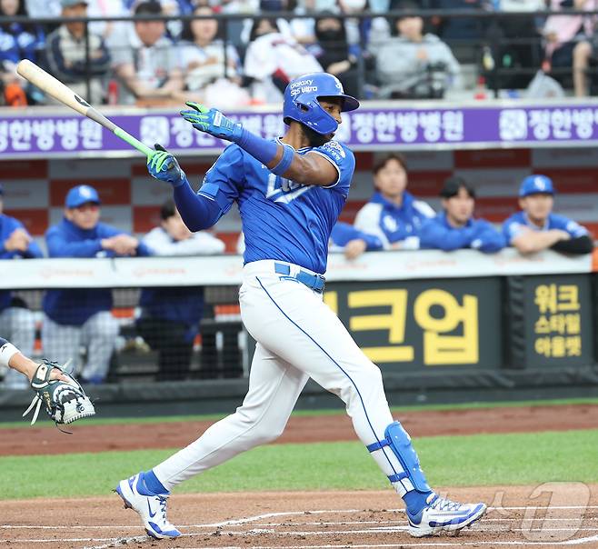 7일 대전 한화생명볼파크에서 열린 '2025 신한 SOL 뱅크 KBO리그' 프로야구 한화 이글스와 삼성라이온즈 경기에서 삼성 디아즈가 1회초 선취 1타점 안타를 치고 있다. 2025.5.7/뉴스1 ⓒ News1 김기남 기자