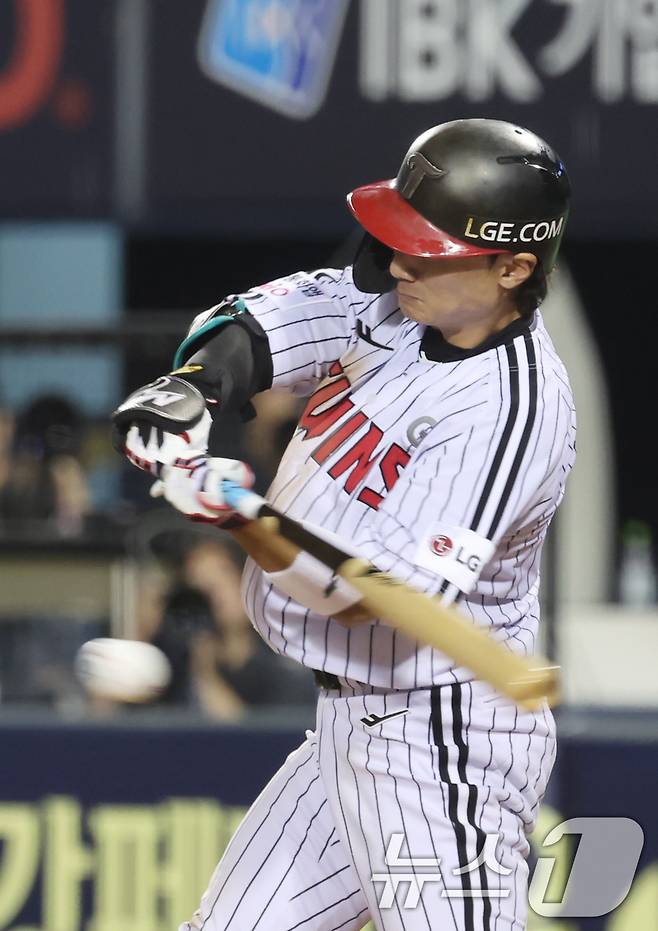 20일 서울 송파구 잠실야구장에서 열린 프로야구 '2025 신한 SOL 뱅크 KBO리그' 롯데 자이언츠 대 LG 트윈스 경기, 7회말 LG 공격 1사 상황에서 신민재가 내야안타를 치고 있다. 2025.8.20/뉴스1 ⓒ News1 장수영 기자