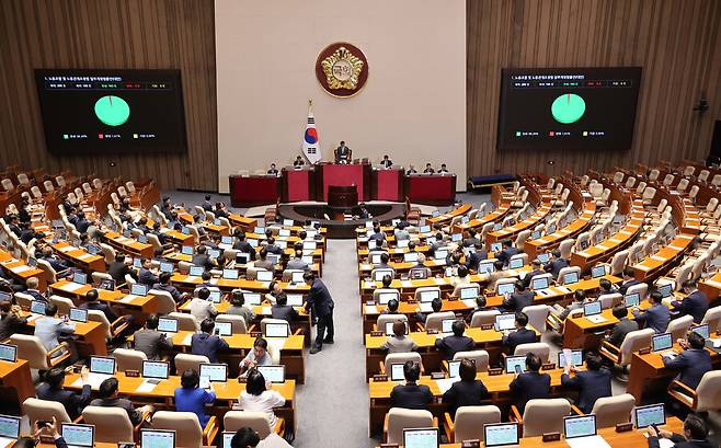24일 국회 본회의에서 ‘노동조합 및 노동관계조정법 일부개정법률안(노란봉투법)\'이 통과됐다. 연합뉴스