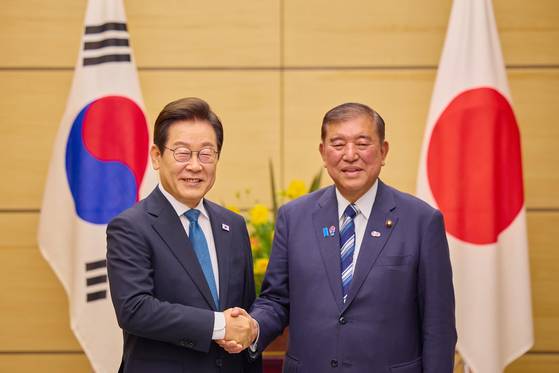 이재명 대통령과 이시바 시게루 일본 총리가 23일 일본 도쿄 총리관저에서 정상회담을 시작하기 전 악수하고 있다. 대통령실사진기자단