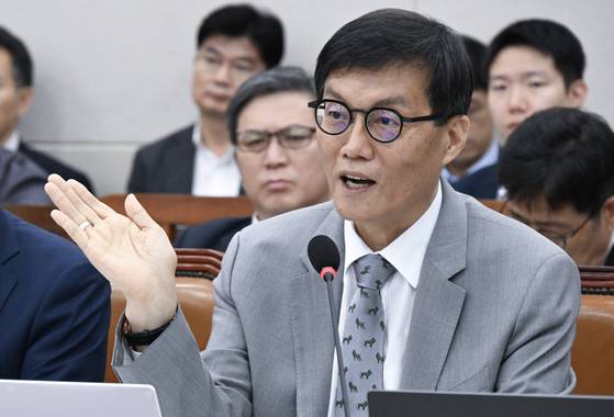 이창용 한국은행 총재가 지난 19일 국회에서 열린 기획재정위원회 전체회의에서 의원들 질문에 답하고 있다. 임현동 기자
