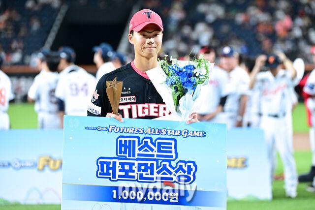 11일 대전 한화생명 볼파크 야구장에서 열린 2025 신한 SOL뱅크 KBO 올스타 프라이데이' 남부 올스타(상무·KT·삼성·NC·롯데·KIA) - 북부 올스타(한화·SSG·LG·두산·고양 히어로즈) 경기. 남부 박재현(KIA)이 베스트 퍼포먼스상을 수상해 포즈를 취하고 있다./마이데일리