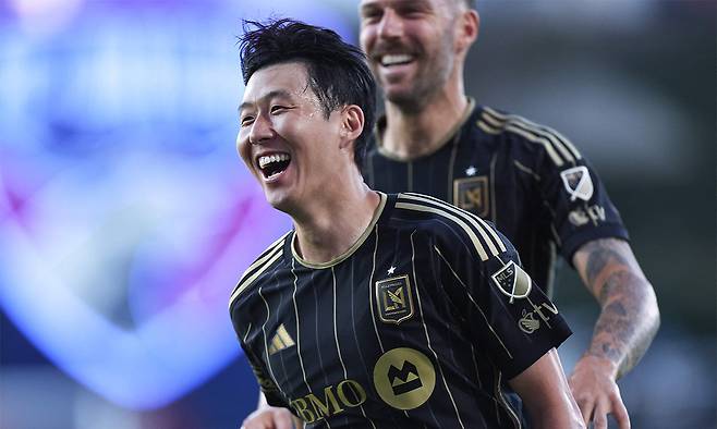 손흥민이 23일(현지시간) 미국 텍사스주 프리스코 도요타 스타디움에서 열린 LA FC와 FC댈러스 2025 MLS 29라운드에서 선제골을 넣은 후 기뻐하고 있다. AFP연합뉴스