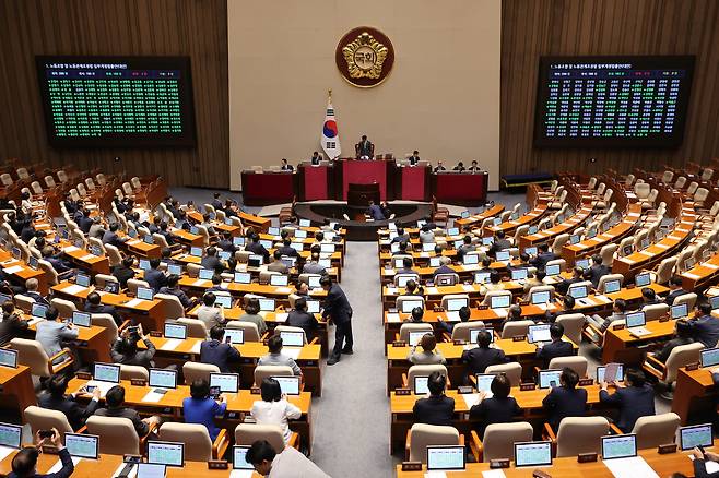 24일 국회 본회의 전광판에 ‘노동조합 및 노동관계조정법 일부개정법률안(노란봉투법)’ 표결 결과가 표시돼 있다. 재석 의원 186명 중 찬성 183명, 반대 3명으로 통과됐다. 연합뉴스
