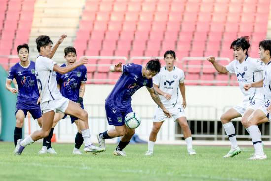 진주시민축구단(청색 유니폼)과 대구FC(B)의 경기 장면. 사진=진주시