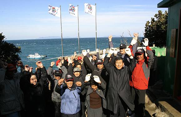 2005년 11월 18일 옛 북제주군 관계자들이 추자도 부속섬인 사수도에 군기(郡旗)를 게양했다. 이 당시 전남 완도군과 관할권 분쟁이 벌어지면서 사수도 영토 관할권이 제주도에 있음을 널리 알리기 위해 게양식을 열었다.