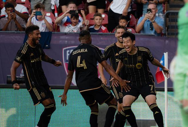 (손흥민의 MLS 첫 골을 축하해 주기 위해 LA FC 동료들이 몰려오고 있다)