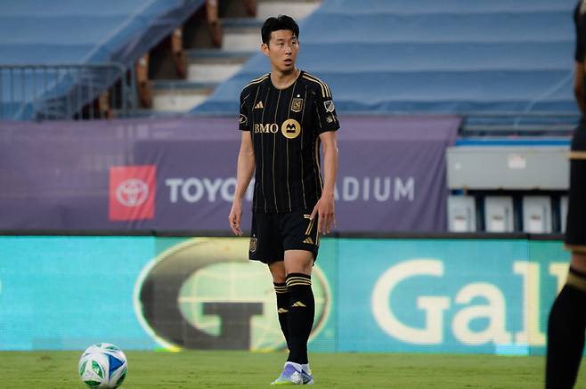 (전반 6분 경에 얻은 프리킥에 손흥민이 키커로 나섰다)