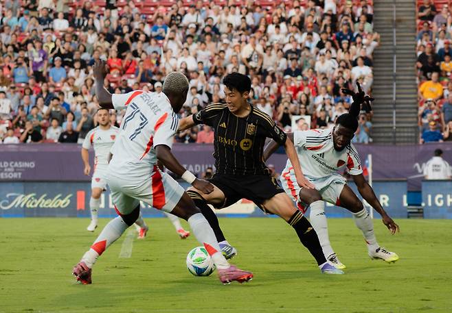 ('너, 내 누군지 아니?' 손흥민이 달라스 수비수들을 현란한 몸놀림으로 교란시키고 있다)