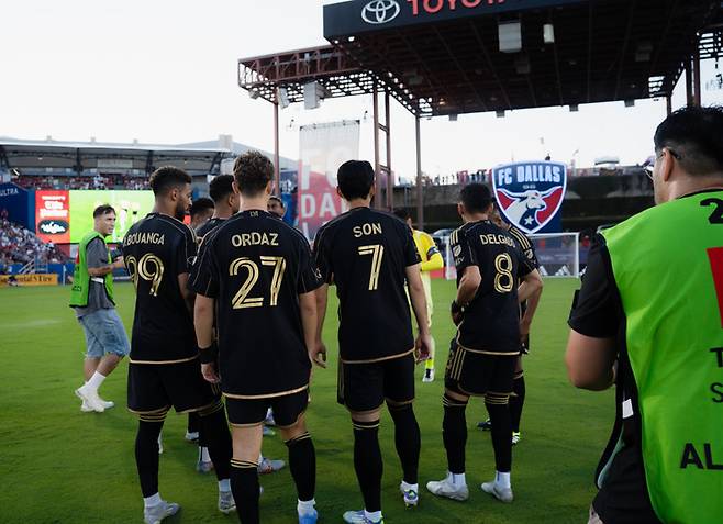 ('자, 모여봐!' 손흥민이 경기 전 동료들과 함께 이야기를 나누고 있다. 리더의 향기가 풍긴다)