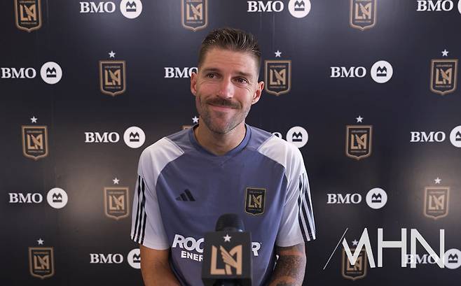 (LA FC 수비수 라이언 홀링스헤드가 24일(한국시간) 경기전 인터뷰를 하고 있다)