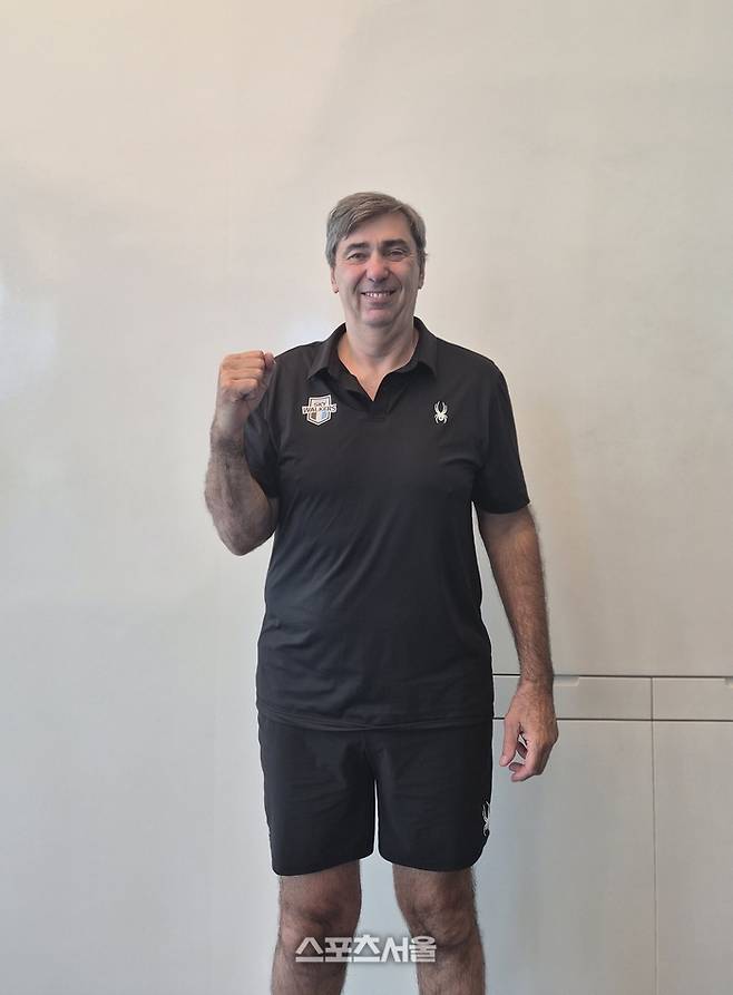 현대캐피탈 필립 블랑 감독이 본지와 인터뷰 후 포즈를 취하고 있다. 사진 | 천안=박준범기자