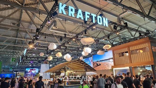 동남아 휴양지 콘셉트로 꾸며진 크래프톤 ‘인조이’존 부스 전경. 쾰른=김민규 기자 kmg@sportsseoul.com