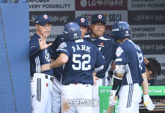 두산 조성환 감독대행이 박준순과 하이파이브를 하고 있다. 잠실 | 최승섭기자 thunder@sportsseoul.com