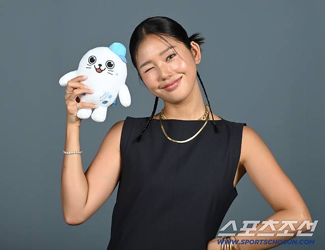 제4회 청룡시리즈어워즈(Bluedragon Series Awards)에서 신인여자예능인상을 수상한 미미가 18일 스포츠조선에서 진행된 인터뷰에 앞서 포즈를 취하고 있다. 허상욱 기자wook@sportschosun.com/2025.08.18/