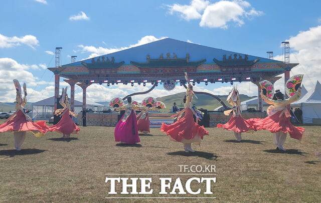 서천군립전통무용단이 몽골 울란바트로에서 개최된 2025 노마드 세계문화축제에서 한국 전통무용 공연을 펼치고 있다. /서천군