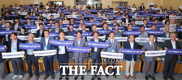 25일 오후 전북 전주시 완산구 경원동 한국전통문화전당 공연장에서 올림픽 유치를 향한 전주시민들의 의지를 결집하기 위해 열린 '2036 전주올림픽 유치 범시민 지원위원회' 발대식에 참석자들이 유치기원 퍼포먼스를 하고 있다. /전주시