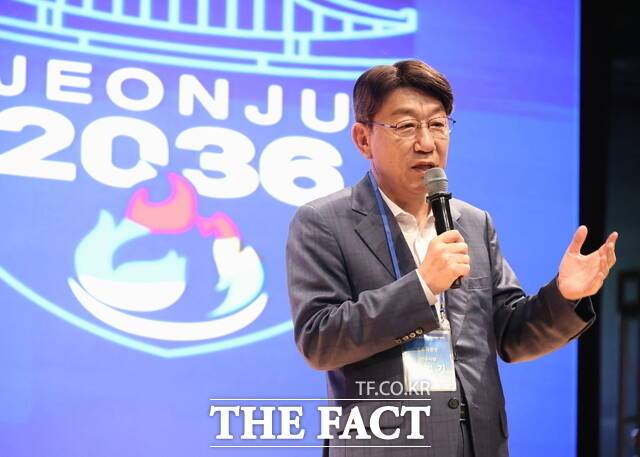 25일 오후 우범기 전북 전주시장이 올림픽 유치를 향한 전주시민들의 의지를 결집하기 위해 열린 '2036 전주올림픽 유치 범시민 지원위원회' 발대식에서 '우리는 전주 하계올림픽 유치를 할 수 있다'를 주제로 발표하고 있다. /전주시