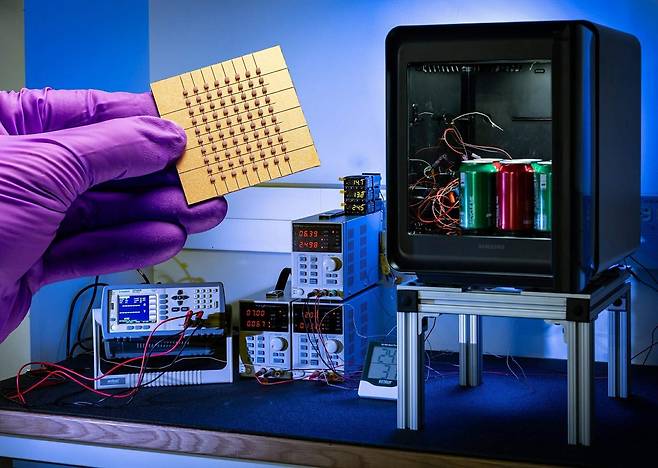 삼성전자와 존스홉킨스대 연구팀이 개발한 나노 박막 펠티에(펠티어) 소자와 고효율 펠티어 냉장고. 펠티어 소자를 활용한 냉각은 냉매 없이 전기만으로 열 흐름을 정밀 제어해 온도를 낮추는 친환경 기술이다. 삼성전자 제공